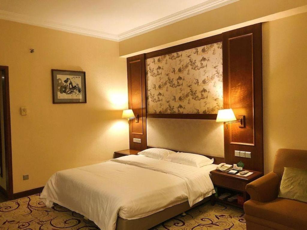 Fenggang Gladden Hotel Tiantangwei Exterior foto