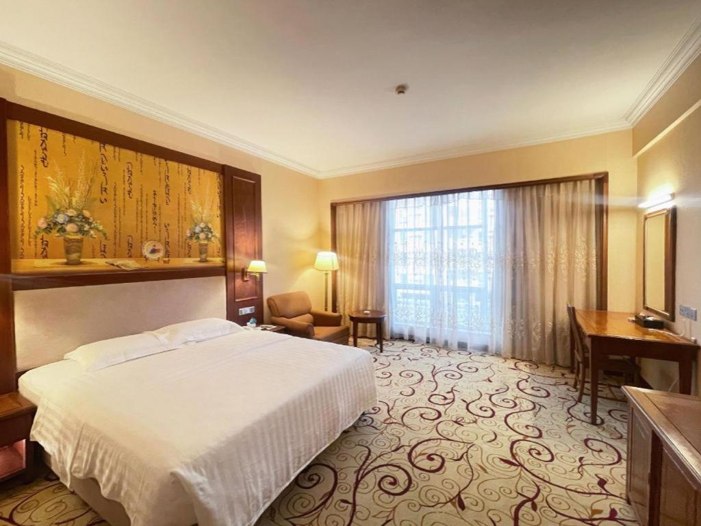 Fenggang Gladden Hotel Tiantangwei Exterior foto